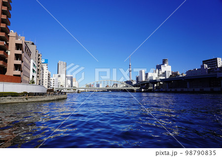 東京スカイツリーの見える風景 隅田川と隅田川橋梁 東京スカイツリーの見える風景 隅田川と隅田川橋梁 98790835