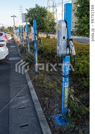 電気自動車の充電コンセント 98791566