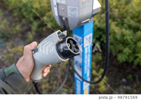 電気自動車の充電コンセント 98791569