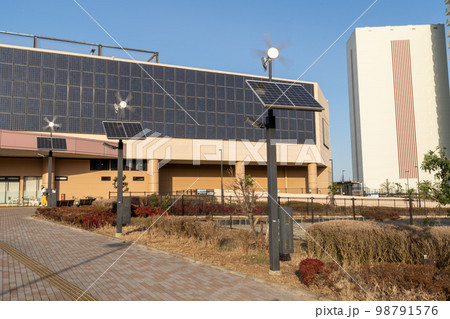 壁面太陽光発電と小規模風力発電 98791576