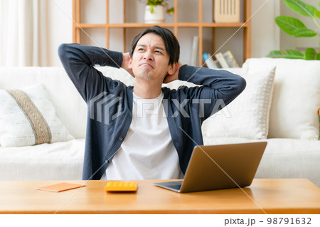 悩む男性 計算機 ライフプラン 悩む男性 計算機 ライフプラン 98791632