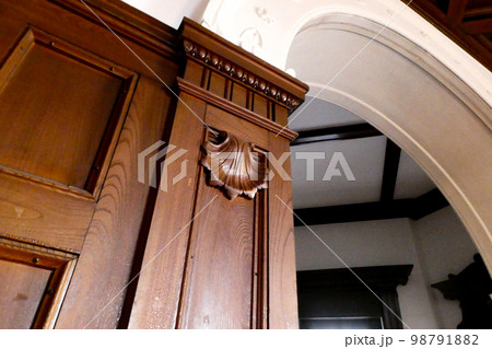 写真　アーチ式開口部を支える柱の葉アザミの彫刻 98791882