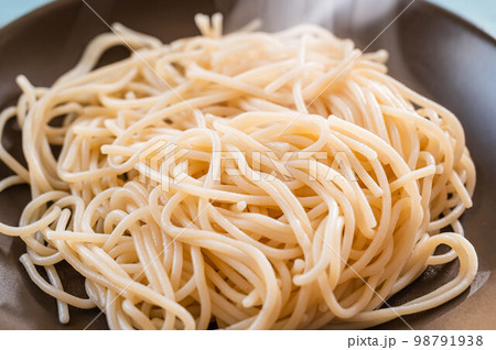 茹で上がった発芽玄米のお米麺 98791938