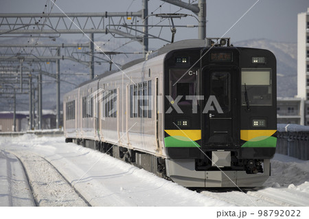 函館本線旭川駅に進入する737系4両編成 98792022