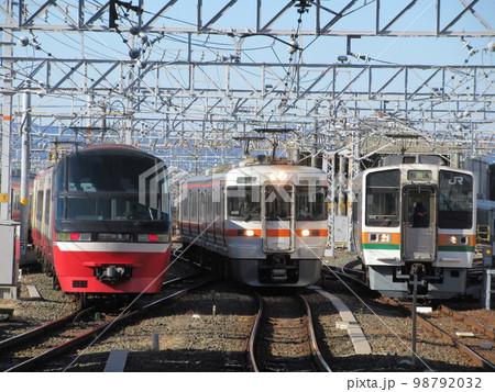 豊橋駅で並ぶJR東海313系・213系と名鉄パノラマスーパー1200系 98792032