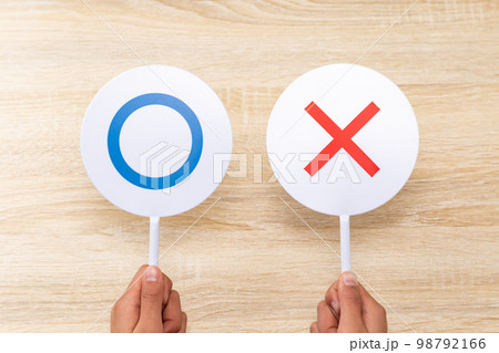 マルバツ札を持つ手元 マルバツ札を持つ手元 98792166