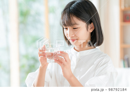 水を飲む女の子 98792184