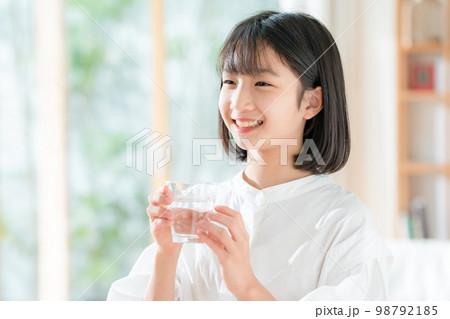 水を飲む女の子 98792185