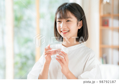 水を飲む女の子 水を飲む女の子 98792187