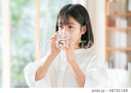 水を飲む女の子 98792188