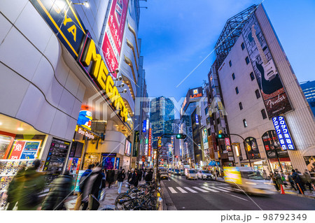 日本の東京都市景観 渋谷駅前。賑わうMEGドンキ前。奥に渋谷スクランブルスクエア＝1月31 日 98792349
