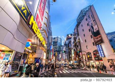 日本の東京都市景観 渋谷駅前。賑わうMEGドンキ前。奥に渋谷スクランブルスクエア＝1月31 日 98792403
