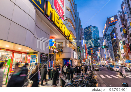 日本の東京都市景観 渋谷駅前。賑わうMEGドンキ前。奥に渋谷スクランブルスクエア＝1月31 日 98792404