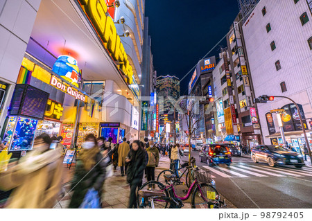日本の東京都市景観 渋谷駅前。賑わうMEGドンキ前。奥に渋谷スクランブルスクエア＝1月31 日 98792405