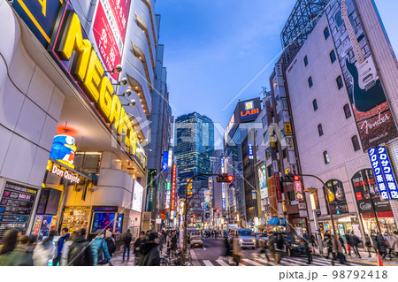 日本の東京都市景観 渋谷駅前。賑わうMEGドンキ前。奥に渋谷スクランブルスクエア＝1月31 日 98792418