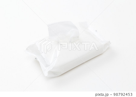 白背景のウェットティッシュ 98792453
