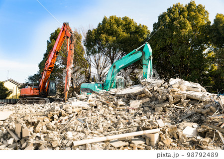 団地の解体工事現場 重機バックホー 団地の解体工事現場 重機バックホー 98792489