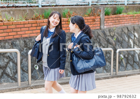 友達と仲良く登校する高校生 友達と仲良く登校する高校生 98792632