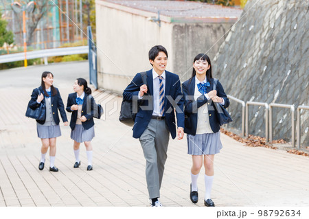 友達と仲良く登校する高校生 98792634