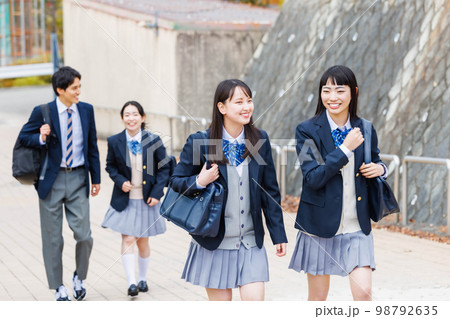 友達と仲良く登校する高校生 98792635