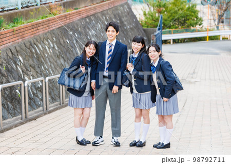 男子生徒と仲良く登校する女子高生 男子生徒と仲良く登校する女子高生 98792711