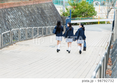 友達と仲良く通学する高校生 98792732