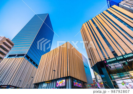 日本の東京都市景観 池袋駅東口にあるハレザ池袋などを望む 日本の東京都市景観 池袋駅東口にあるハレザ池袋などを望む 98792807