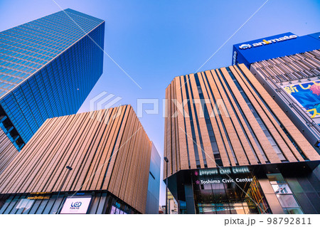 日本の東京都市景観 池袋駅東口にあるハレザ池袋などを望む 98792811
