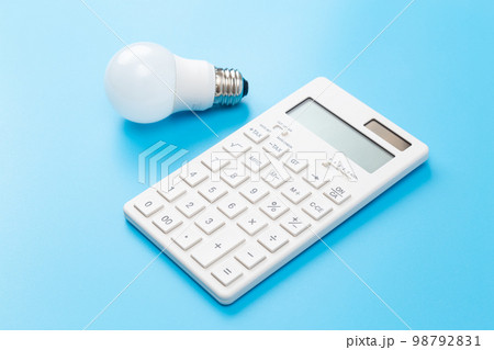 LED電球と電卓　ブルーバック 98792831