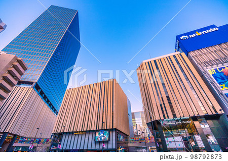 日本の東京都市景観 池袋駅東口にあるハレザ池袋などを望む 日本の東京都市景観 池袋駅東口にあるハレザ池袋などを望む 98792873