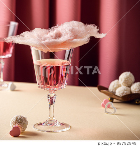 Glasses with tasty cotton candy cocktail 98792949