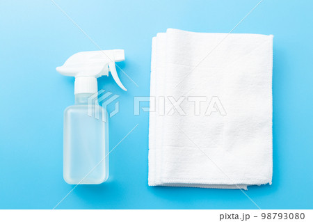 雑巾とスプレー　ブルーバック 98793080