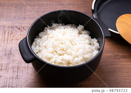 お櫃のごはん 98793722