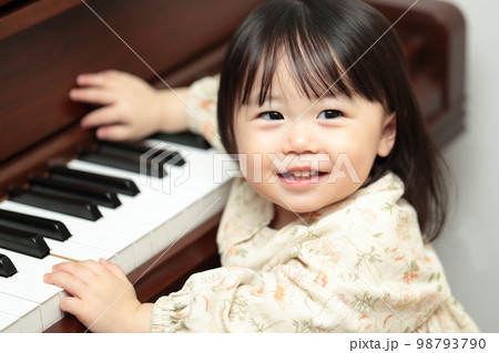 アップライトピアノを弾く1歳の女の子 98793790