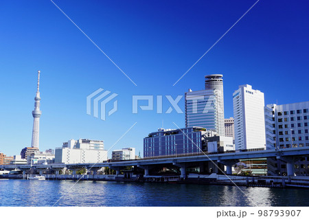 東京スカイツリーの見える風景　隅田川と蔵前橋 98793907