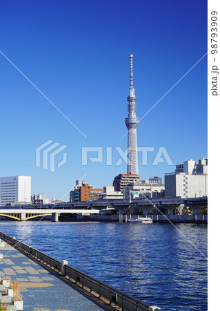 東京スカイツリーの見える風景 隅田川と蔵前橋 東京スカイツリーの見える風景 隅田川と蔵前橋 98793909