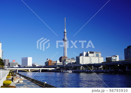東京スカイツリーの見える風景 隅田川と蔵前橋 東京スカイツリーの見える風景 隅田川と蔵前橋 98793910