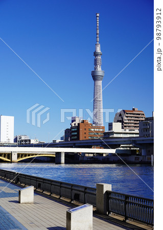東京スカイツリーの見える風景 隅田川と蔵前橋 東京スカイツリーの見える風景 隅田川と蔵前橋 98793912