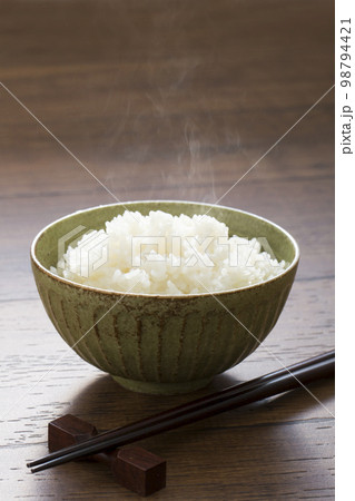ご飯、日本の主食、炊き立ての白米 98794421