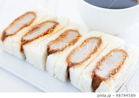 かつサンドとホットコーヒー 98794589