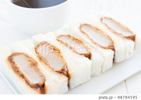 かつサンドとホットコーヒー 98794595