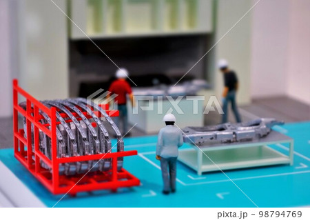 クルマの製造（ミニチュア風） 98794769