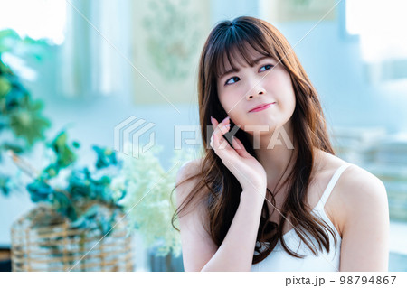 フェイスケアで悩む若い女性 98794867