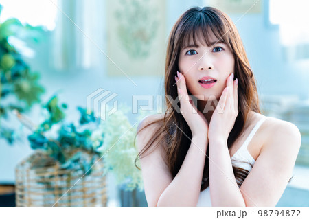 フェイスケアで悩む若い女性 フェイスケアで悩む若い女性 98794872