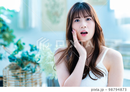 フェイスケアで悩む若い女性 フェイスケアで悩む若い女性 98794873
