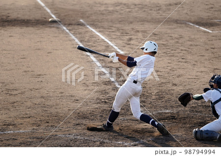 ヒットを打つ右打者(高校野球) ヒットを打つ右打者(高校野球) 98794994