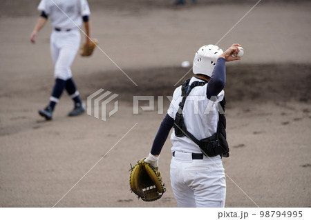返球するキャッチャー(高校野球) 返球するキャッチャー(高校野球) 98794995