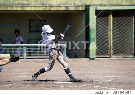 ヒットを打つ右打者(高校野球) ヒットを打つ右打者(高校野球) 98794997
