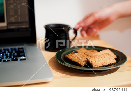 コーヒーとクッキーで休憩 コーヒーとクッキーで休憩 98795411