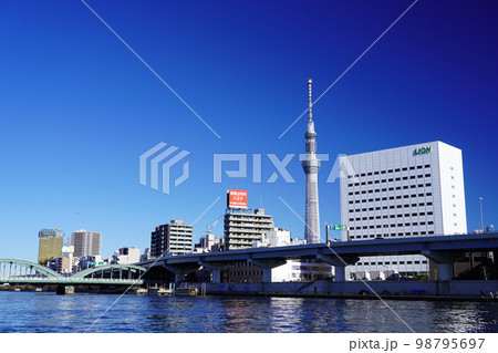 東京スカイツリーの見える風景 隅田川と厩橋 東京スカイツリーの見える風景 隅田川と厩橋 98795697